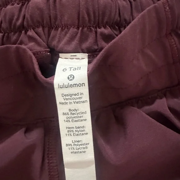 Lululemon Hotty Hot High-Rise Lined Short 4" size 6 - Picture 3 of 7